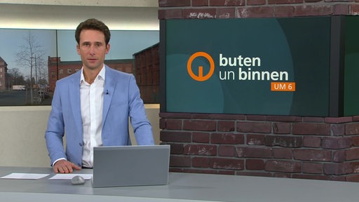 Moderator Janos Kereszti im Studio von buten un binnen.