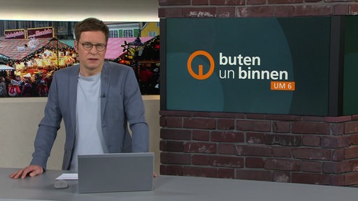 Moderator Felix Krömer im Studio von buten un binnen.