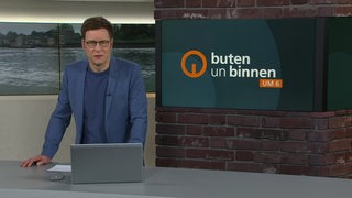 Der Moderator Felix Krömer im Studio von buten un binnen