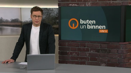 Der Moderator Felix Krömer im Studio von buten un binnen