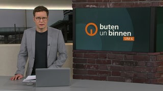 Moderator Felix Krömer im Studio von buten un binnen.