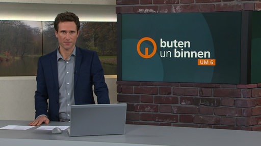 Der Moderator Janos Kereszti im Studio von buten un binnen