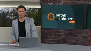 Moderator János Kereszti im Studio von buten un binnen