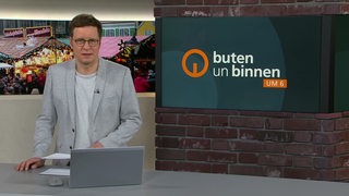 Der Moderator Felix Kröme rim Studio von buten un binnen