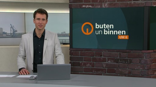 Moderator Janos Kereszti im Studio von buten un binnen.