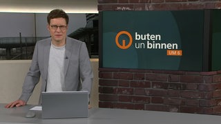 Moderator Felix Krömer im Studio von buten un binnen.