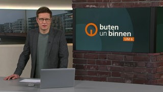 Moderator Felix Krömer im Studio von buten un binnen