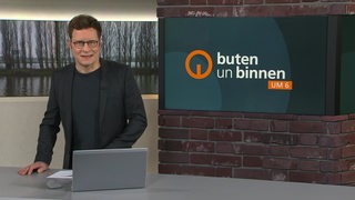 Der Moderator Felix Krömer im Studio von buten un binnen