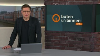 Moderator Felix Krömer im Studio von buten un binnen