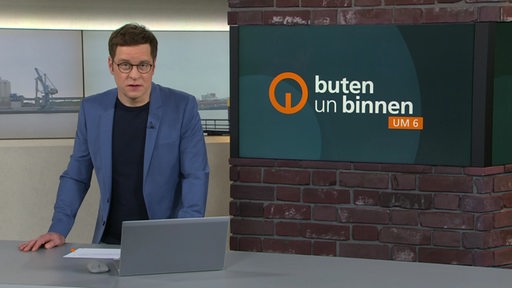 Moderator Felix Krömer im Studio von buten un binnen
