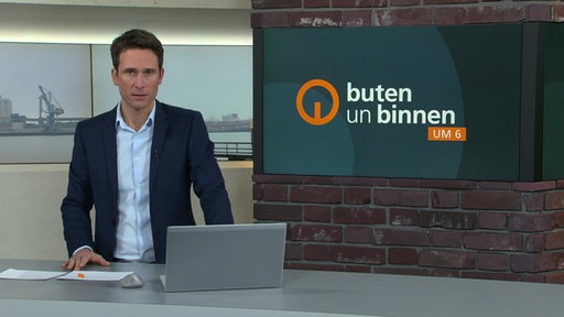 Moderator Janos Kereszti im Studio von buten un binnen.