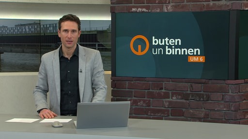 Moderator Janos Kereszti im Studio von buten un binnen.