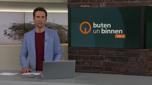 Moderator Janos Kereszti im Studio von buten un binnen