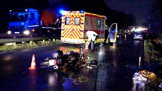 Ein Motorrad liegt nach einem Unfall auf der Straße.