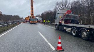 Verunfallter Schwertransport wird von einem Kran auf der A27 geborgen