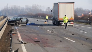 Das Bild zeigt einen Autounfall von einem Lkw und einem Auto.