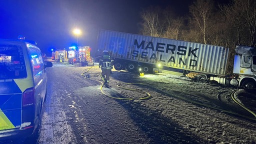 Ein von der Autobahn abgekommener Lastwagen steckt in einem Graben fest.