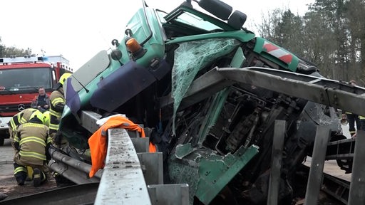 Ein Lkw ist bei einem Unfall in die Mittelleitplanke gekracht.