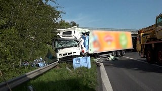 Ein Lkw steht nach einem Unfall quer zur Fahrbahn.