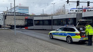 Ein Unfall zwischen einer Straßenbahn und einem Lastwagen.