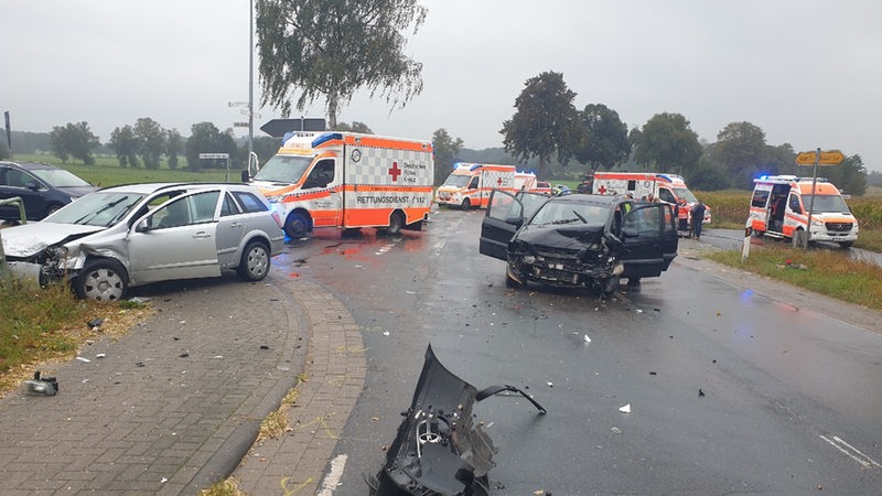 Das Foto zeigt ein Auto, dass nach einem Unfall stark demoliert ist.