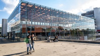 Studenten laufen über den Campus der Universität Bremen. 