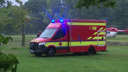 Ein Rettungswagen im Park