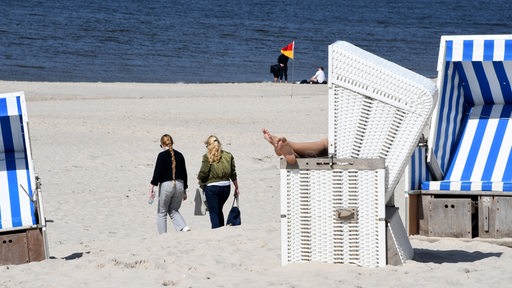 Strandkörbe und Urlauber im Mai auf Sylt.