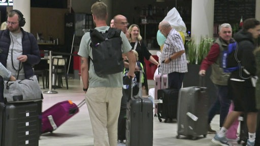 Zu sehen sind Urlauber am Bremer Flughafen, welche aus Rhodos kamen.