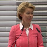 Die Bundesverteidigungsministerin Ursula von der Leyen, die an einem Sprecherpult steht und eine Rede hält.