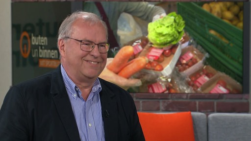 Der Vorsitzdener der Bremer Tafel e.V. Uwe Schneider im Studio von buten un binnen.
