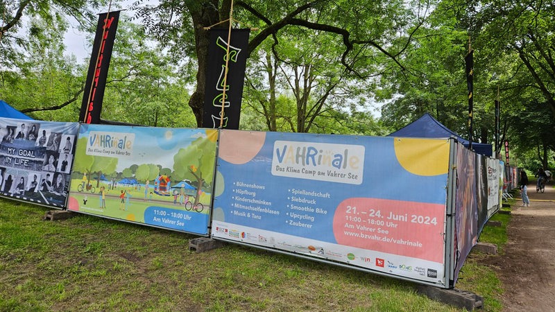 Der bunte Zaun des Sommerfests "VAHRinale" in Bremen Vahr.