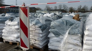 Auf dem Parkplatz vor der Kreisverwaltung lagern zurzeit zahlreiche Paletten mit Sandsäcken.