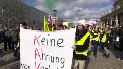 Verdi-Demonstranten in gelben Warnwesten sind versammelt in der Stadt Hannover.