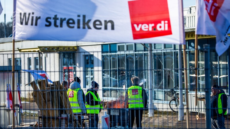 Mitarbeiter eines Nahverkehrsbetriebs treffen sich zum Warnstreik