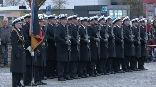 Mehrere Soldaten bei ihrer Vereidigung in Bremerhaven.