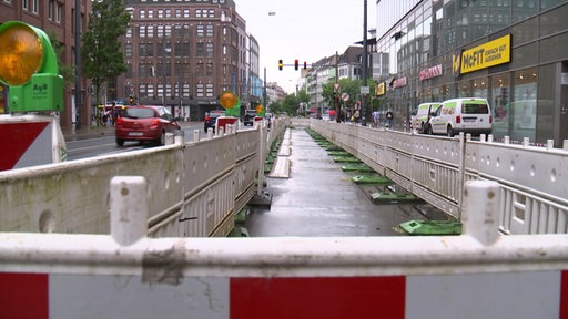 Es ist die abgesperrte Fahrbahn auf der Martinistraße zu sehen.