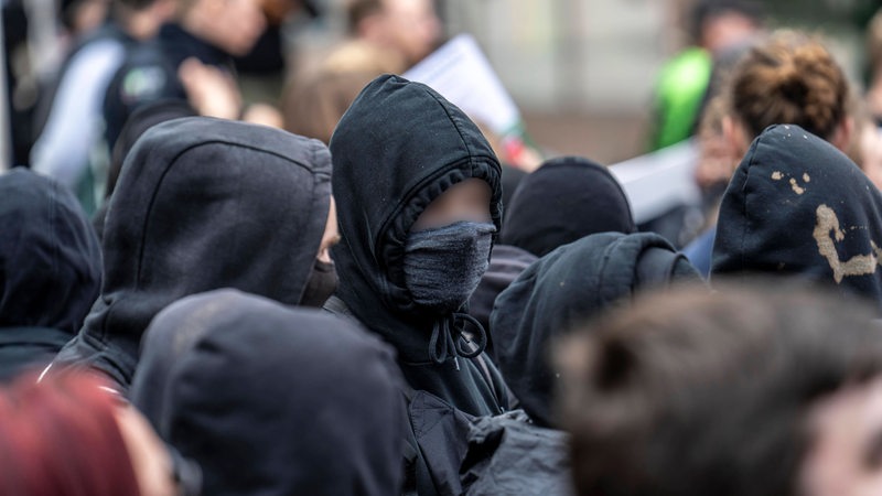 Zahlreiche Vermummte auf einer Demonstration