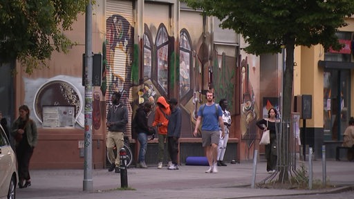 Mehrere Menschen die sich im Bremer Viertel aufhalten. 