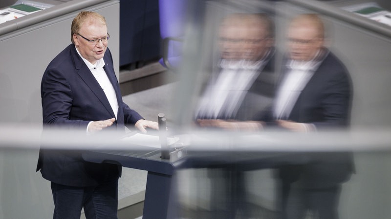 Volker Redder, Mitglied des Deutschen Bundestages (FDP), bei einer Rede Berlin, 23.02.2024.