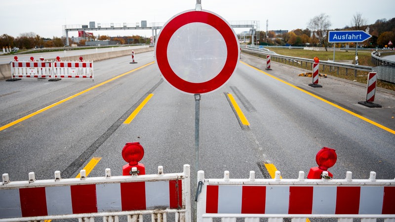 Absperrbaken und Schilder stehen auf einer Autobahn 