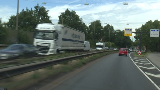 Farhzeuge auf dem Flyover B6