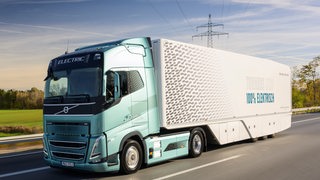 Ein Elektro-Lkw von Volvo fährt über eine Autobahn.