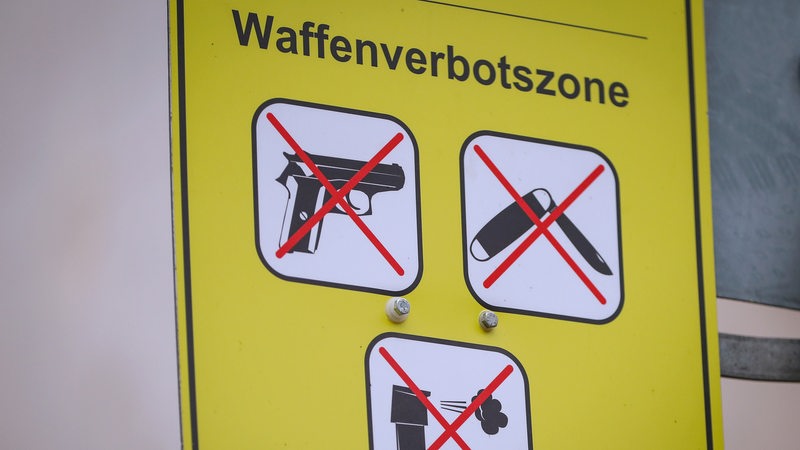 Schild mit Aufdruck Waffenverbotszone