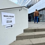 Ein Schild zeigt den Weg zum Wahlbüro bei der Bundestagswahl 2025 in der Hochschule Bremen.