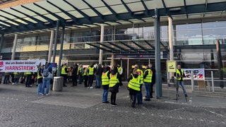 Am Bremer Flughafen wird gestreikt. Alle Flüge sind gestrichen. Vor dem Gebäude protestieren Mitarbeiter.