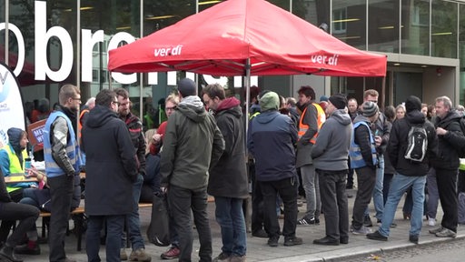 Viele Mitarbeitende von Radiobremen und der Bremedia streiken vor dem Funkhaus.