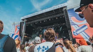 Zuschauer vor einer Bühne auf dem Watt en Schlick Festival