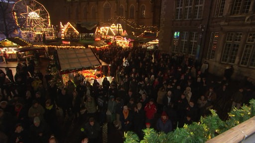 Menschenmenge auf dem Weihnachtsmarkt