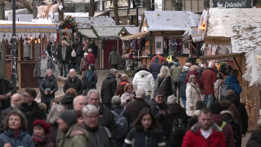 Reges Treiben zwischen diversen Weihnachtsmarktbuden.